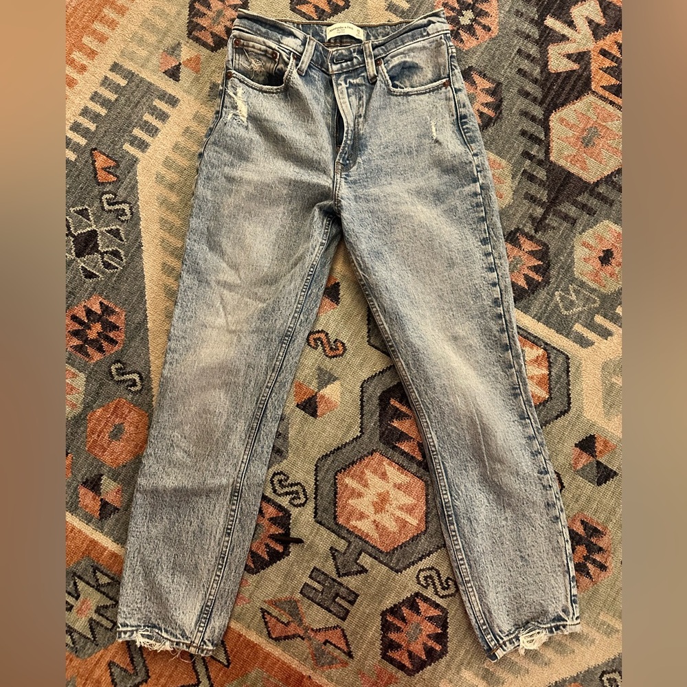 Abercrombie The Mom High Rise size 25 / 0. Light acid wash.